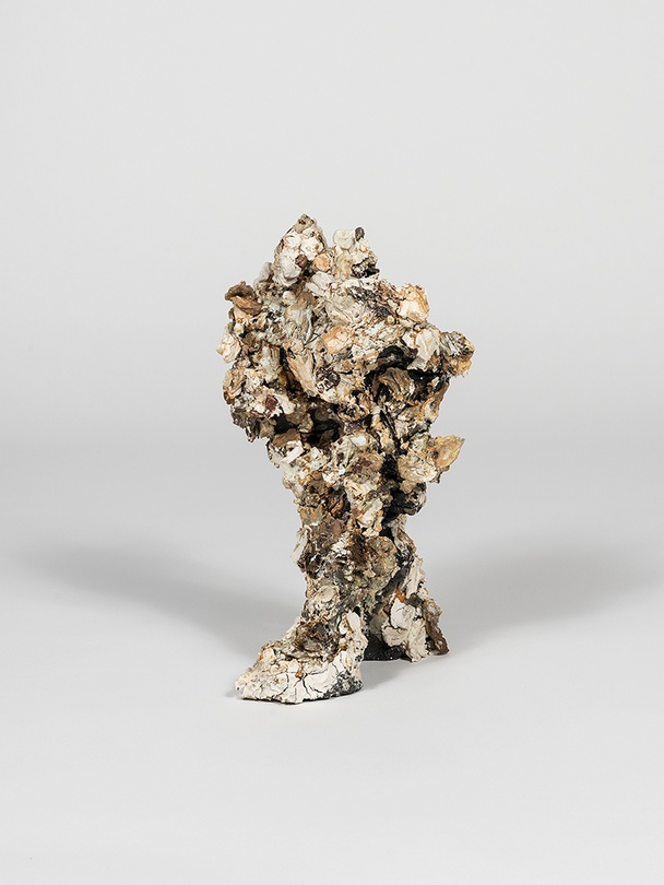 윤정의, 무제, 2022, 도자기, 소성한 유화 물감, 29x17x19cm, photo by. CJYART STUDIO(조준용)