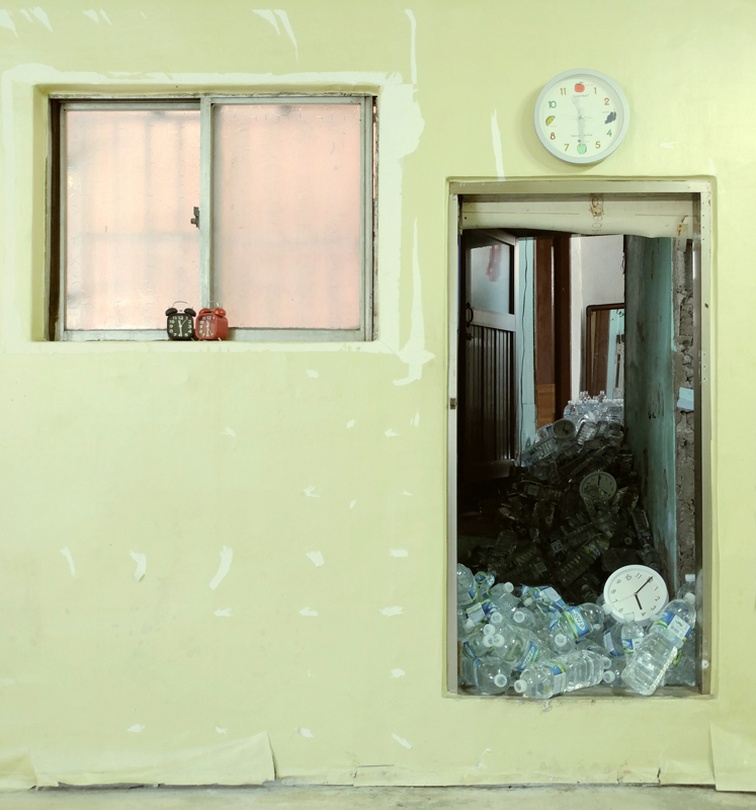 황지현, 오후 네시, 삼다수, 시계, 가변설치, 2017  이미지제공 : 스페이스만덕