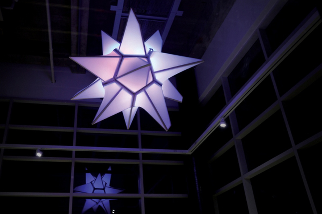 홍정욱_fait_barrisol, magic-light, magnet, red-pine wood piece and spring_200X200X200cm _2017