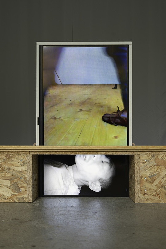 〈가구가 비치되지 않은 - 비디오〉 unmöbliert, 2024. 사진 Tomas Splett