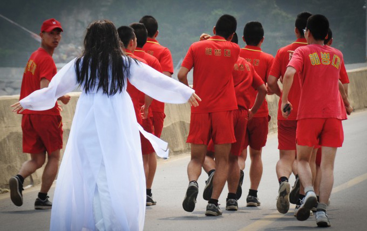 이수영, 연평도해병대와 물귀신, 퍼포먼스 기록사진 영상 슬라이드 쇼, 1분38초, 2012