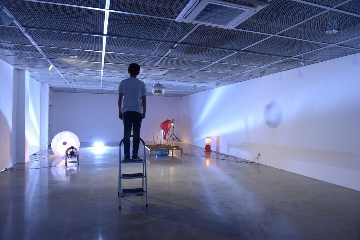 김은솔안성석양종석 EunsolKIMSungseokAHNJongse, 겁에 질린 표정 Petrified Expression / Mixed media / 500*700*700 (cm) / Interactive Installation, 2015 