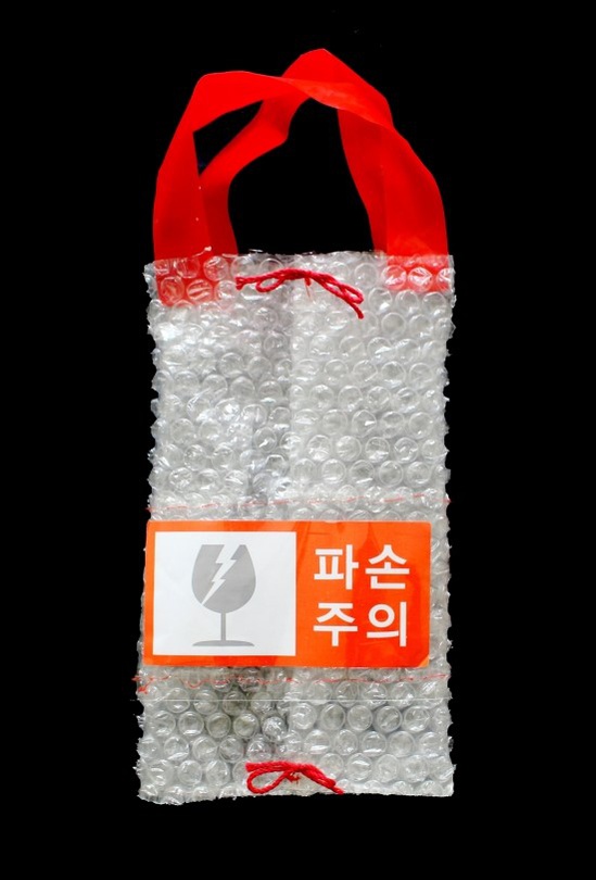 김연정 KIM Yeonjeong, 사진, 퍼포먼스 영상, 설치 25 pieces, 4×6 inch photography, HD video 5min, 4pieces/ Plastic bags, 2017