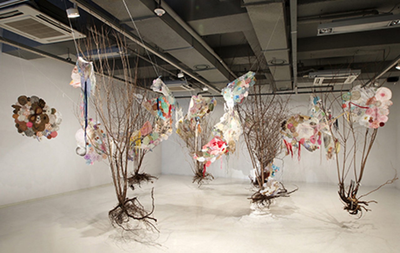 Blanket like My Skin, 죽은 나무 6그루,다양한 종류의 버려진 종이들,연필, 목탄, 콘테, 색연필, 볼펜, 페인트마카, 파스텔, 과슈, 아크릴물감, 젤미디엄, 실 가변크기 2018