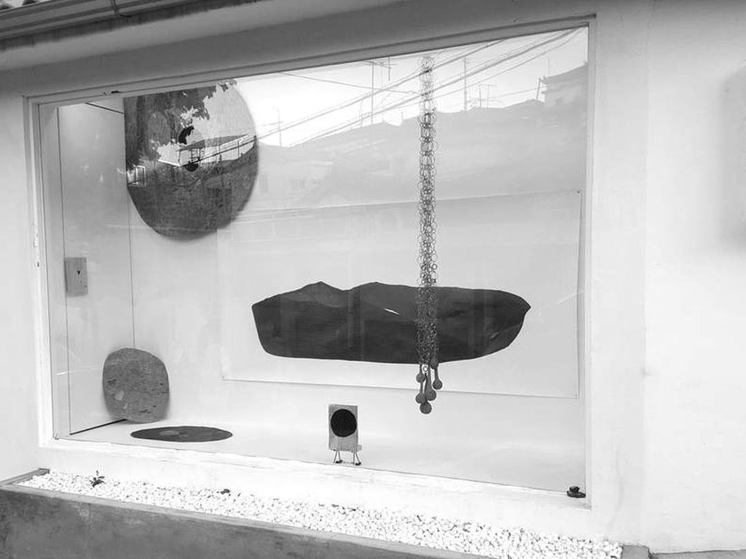 살구이끼2. ​이안리 : 귤 한 덩어리가 비탈 위에 놓이게 되기까지의 몸짓 LEEAHNNLEE : Gestures Until An Orange Has Been Placed On The Hill