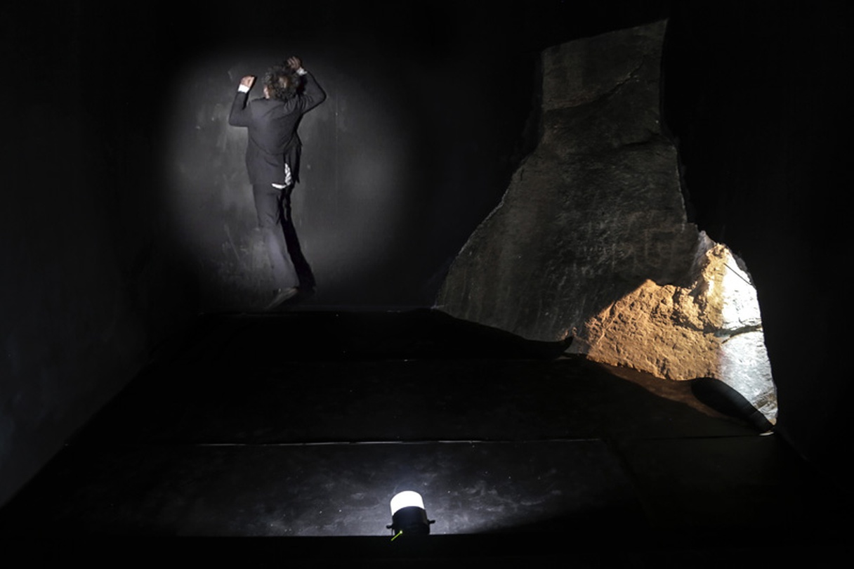 Gary Hill_Wall Piece_Installation view