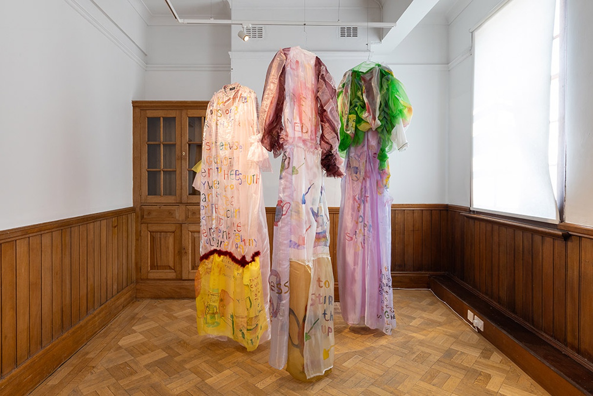 아프라 에이시마 Afra Eisma 전사 의복 I , II Warrior Garment I, II 2023 텍스타일, 코트 행거 textiles, coat hanger I (Pink + Red) 200-240 x 60 x 5 cm each