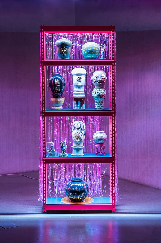 고우정,나의 핑키박스. 도자, 메탈구조물, 100x200cm,2021