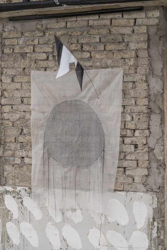 대충 그린 원_비단, 실크실, 황동선_150x120x83cm, 가변설치_2020 ⓒThe Artist. All rights reserved.