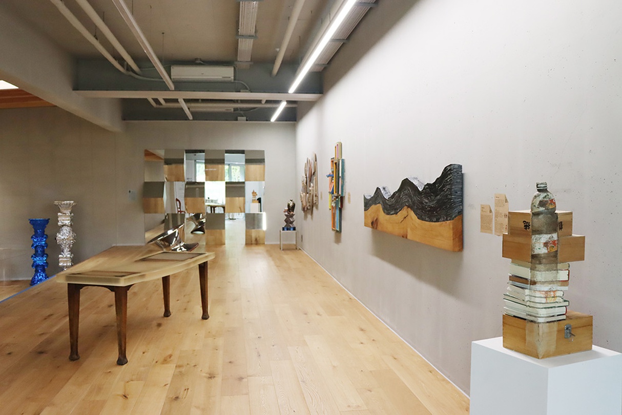 패브리커, 결, 260x80x70cm,  blue jean, piece of wood, steel, 2014. 이음, 75x180x65cm, broken table, epoxy, 2016