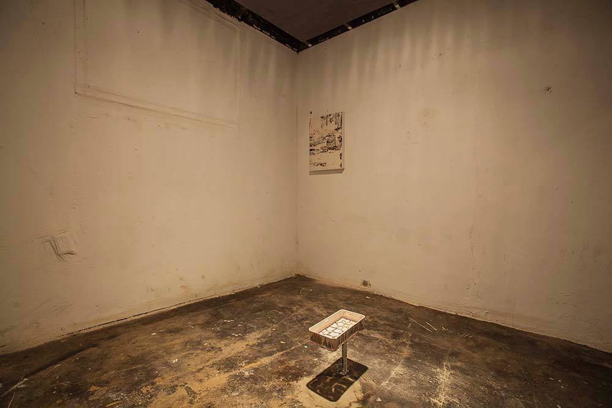 강서경, <바닥>, 과슈, 플라스틱 통, 철 구물에 도색, 14.5×29×28.5cm, 2015-2017(앞) / <Mat - s. 1>, 캔버스에 혼합 재료, 55×40×4 cm, 2016(뒤)