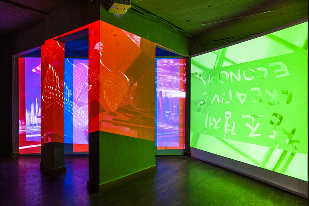 「제명 당한 미래 RB, G」 (2015) 3채널 4K, HD 변환, 16:9, 색, 무음. 전면 및 배면 양면 영사3분 27초, 무한반복. 단채널 영사 4분 46초, 무한반복