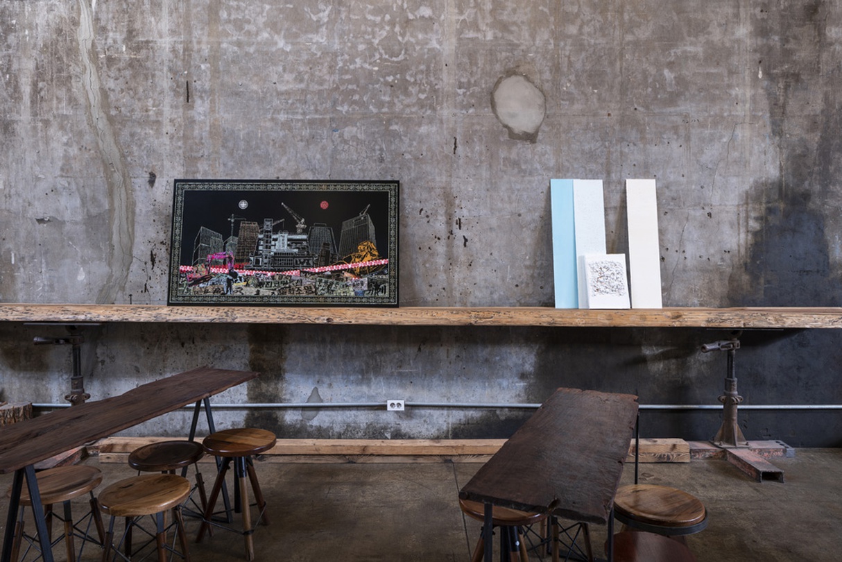 원동민_을지오봉도_digital print_90x160cm_2019, 배서영_무제_철가루ﾠ및ﾠ혼합매체_27.5x38cm_2019