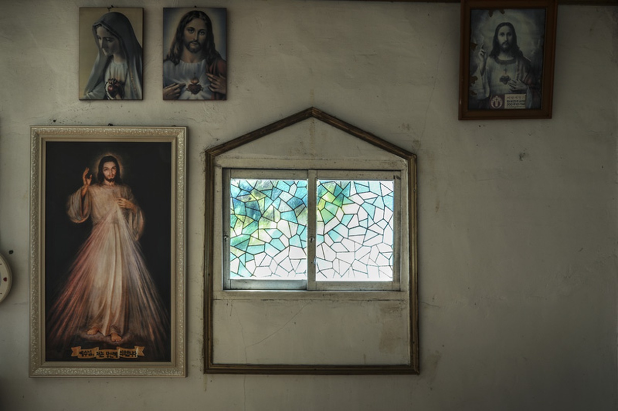 김주희_공소순례  Pigment based Inkjet on white velvet 350x400mm, 2018