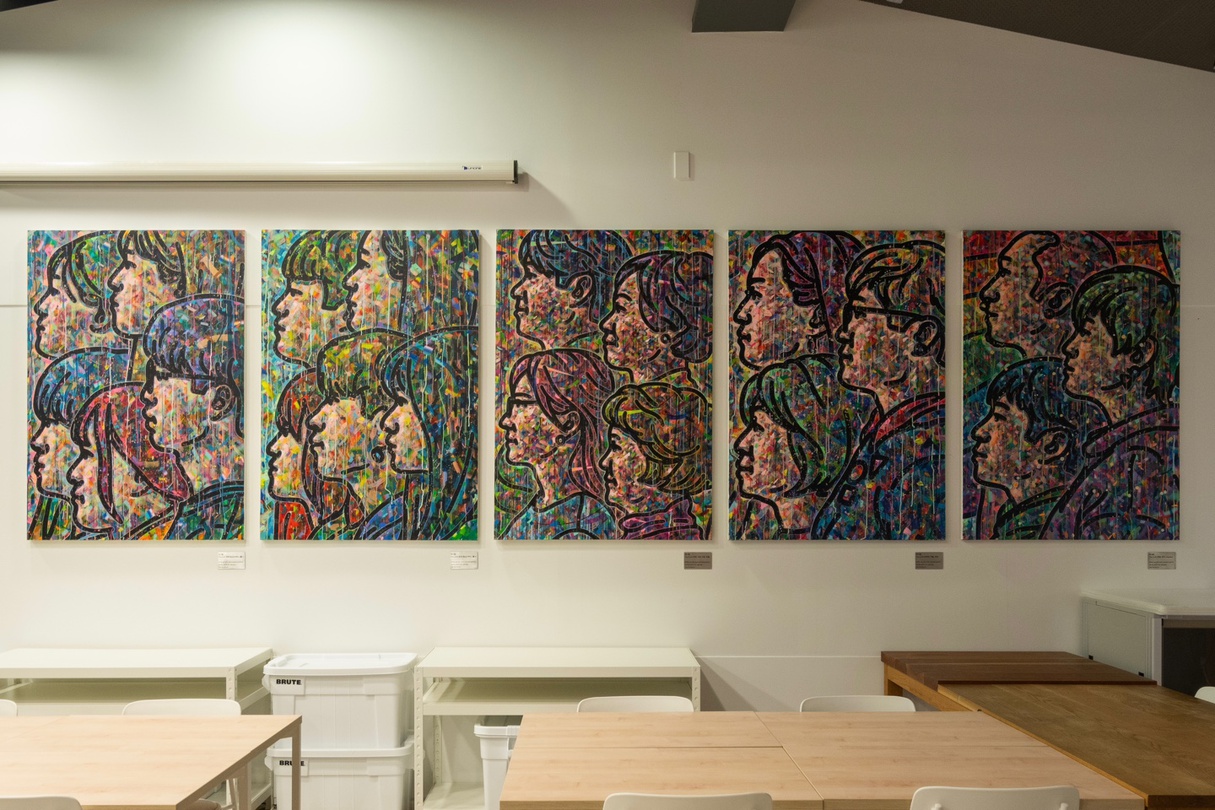 전나환, The Q 연작, 2018, 캔버스에 아크릴, 색연필, 스프레이 페인트, 145.5 × 102cm