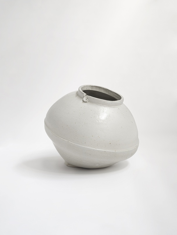 이헌정,〈Jar〉, 2023, clay and glaze, 51 x 54 cm  사진: 박우진 이미지 제공: 글래드스톤 갤러리