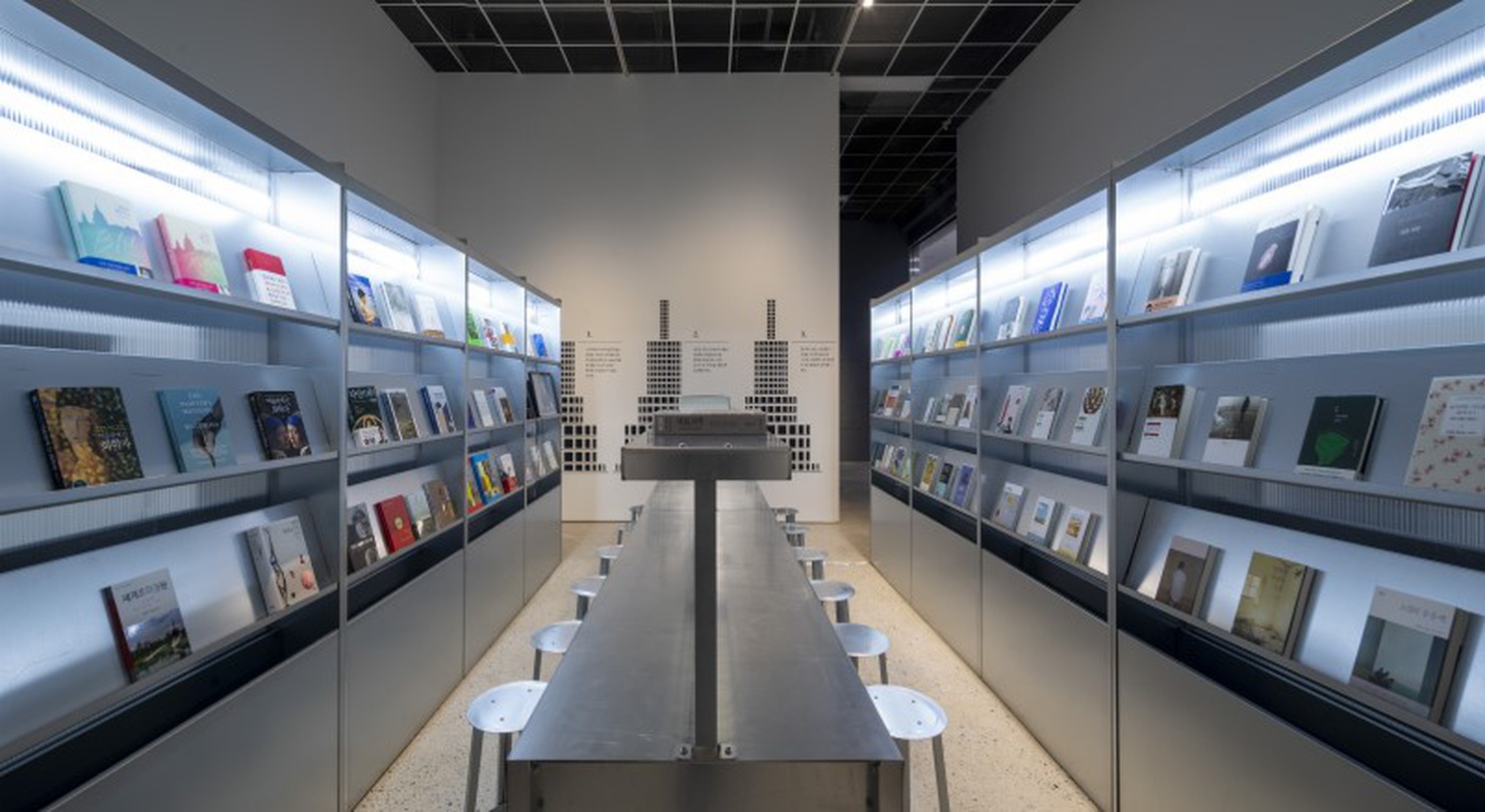 제로랩, 〈C의 서재〉(2020) 설치 전경