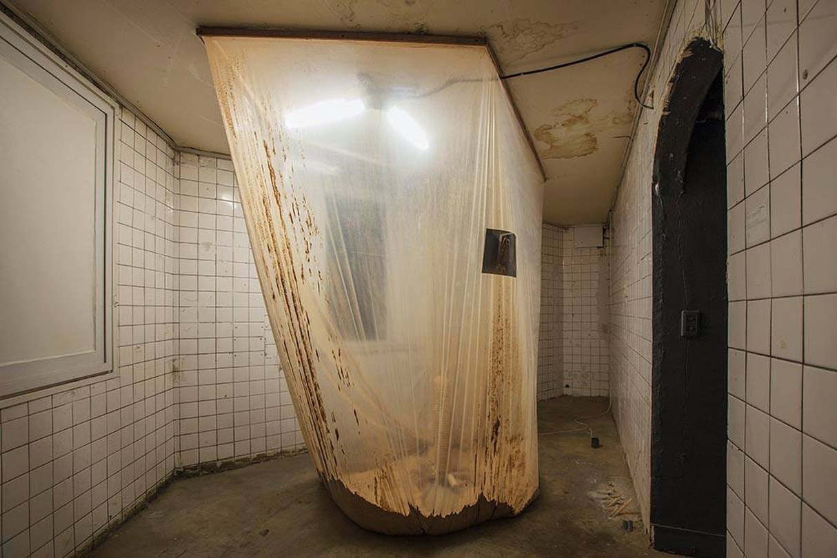 이정형, <dust collector>, 비닐, 미술관 공사현장에서 수집한 목재 가루, 송풍기, pvc 호스, 가변크기, 2017