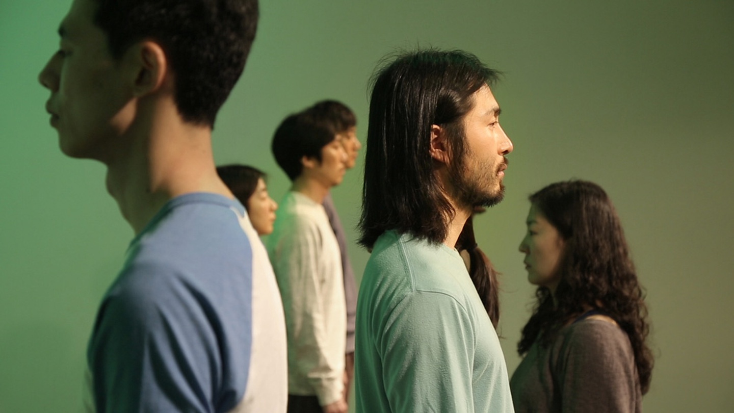 바리케이드 모뉴먼트, 6채널 영상, 11분, 사운드, 2017