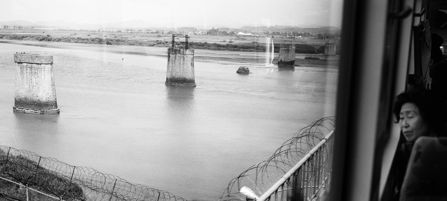 POST- BORDER LINE, 자유의 다리를 바라보는 여인, 파주, Gelatin Silver Print, 62x110cm, 2014