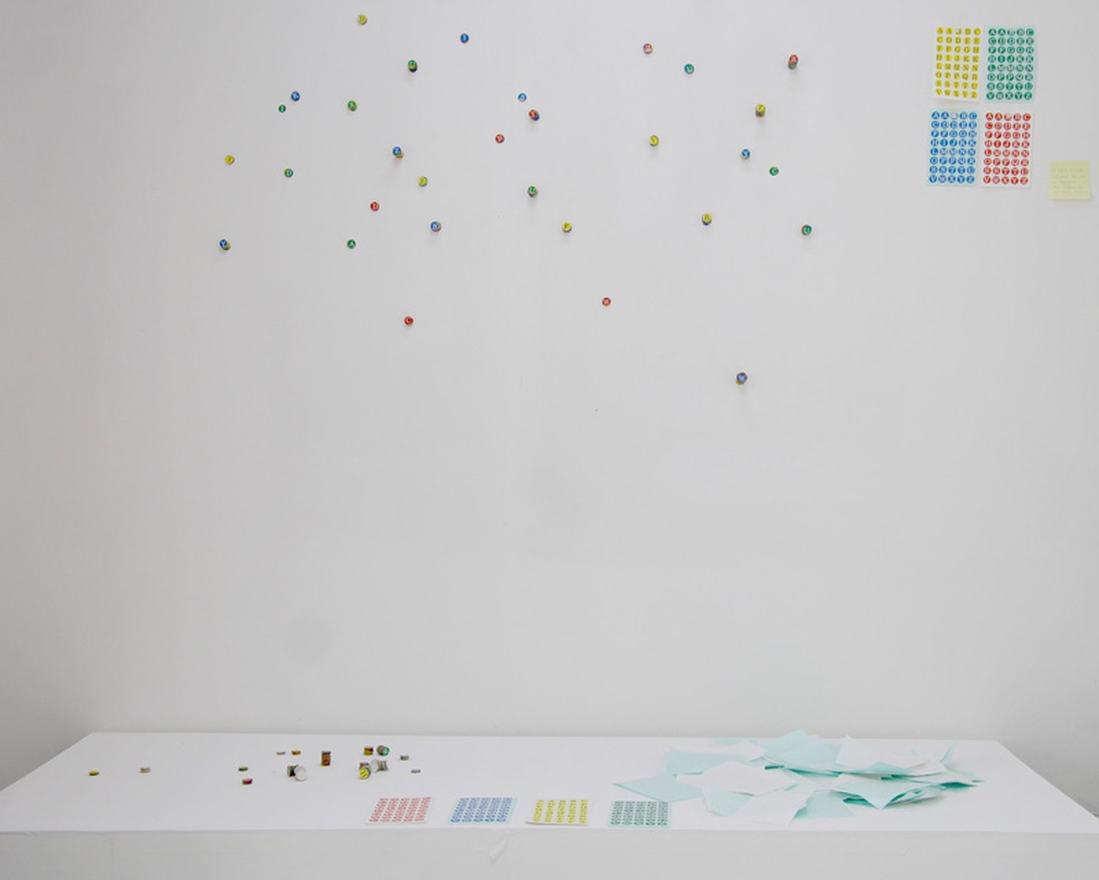 노수인, 알파벳 스티커 기둥_스티커_가변 설치_2017