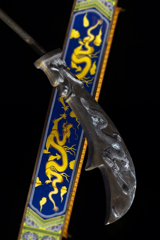 유승헌, 청룡언월도 (Green Dragon Crescent Blade)_ Archival Pigment Print_76.2 cm x 50.8 cm (30"x20"), 2018