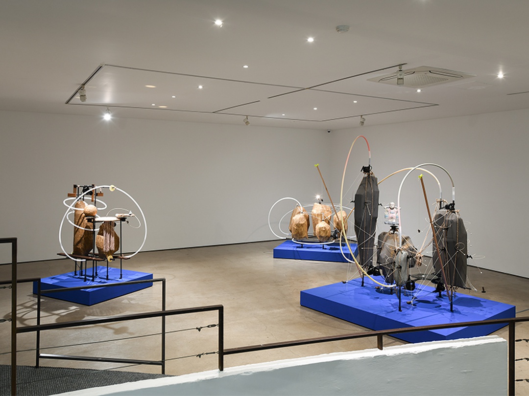 양정욱 《어제 찍은 사진을 우리는 잘 보이는 곳에 걸어 두었다》 전시전경, 2019