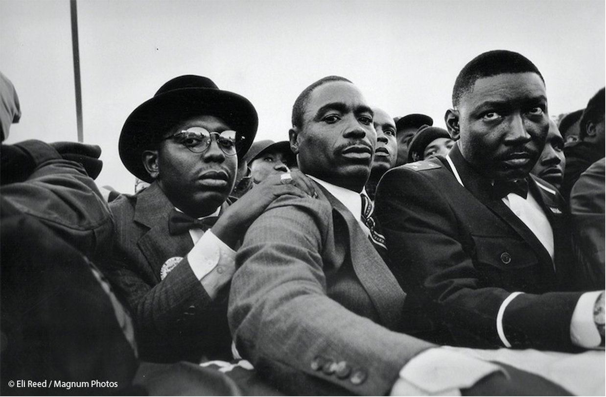 1995년 워싱턴 D.C  흑인 남성들이 워싱턴 D.C에서 차별 철폐 등을 요구하며 밀리언 맨 마치 (100만인 대행진)를 진행하고 있다.