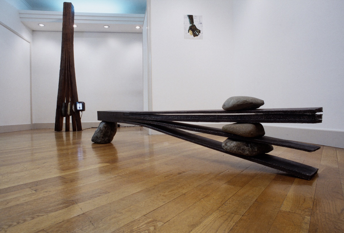 1993_무제(Untitled)_설치(Installation)_나무(Wood), 돌(Stone)