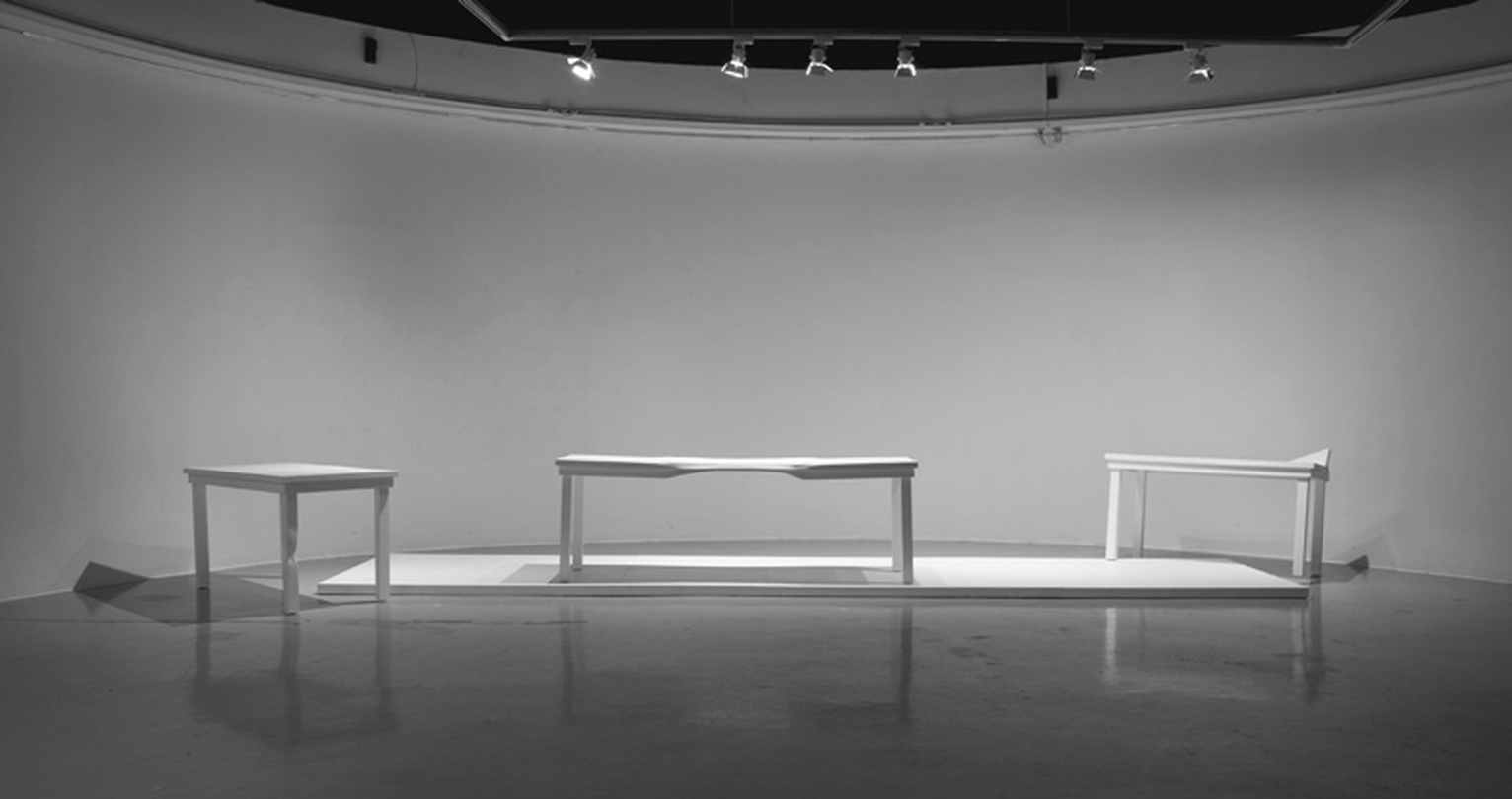 홍승희 깊이에의 강요_같은 책상 책상과 목재바닥, 폴리에스턴 가변설치 2016