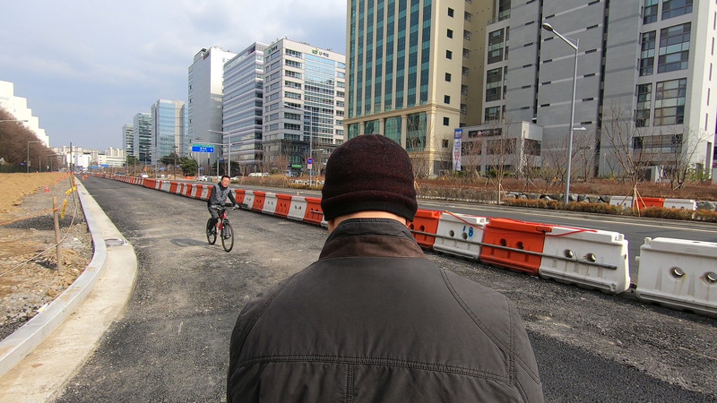 이원호, 적절할 때까지 I, 2019, 5채널 영상, 양면스크린, 아크릴, 나무, 60min