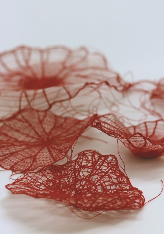 송미리내, Connecting link1001, 붉은 실, 1020x225cm, 가변설치, 2017