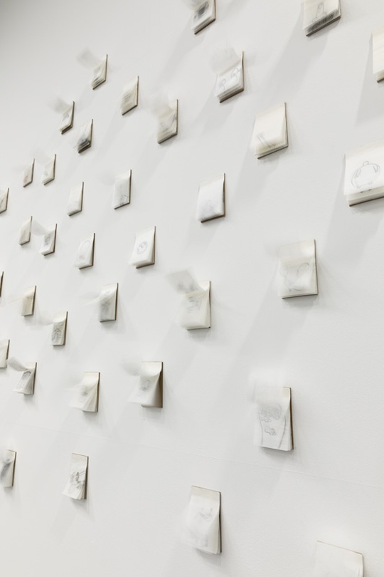 박관택, 마음의 속도, 2017-2019, 트레이싱지에 드로잉 61개, 선풍기, 가변설치