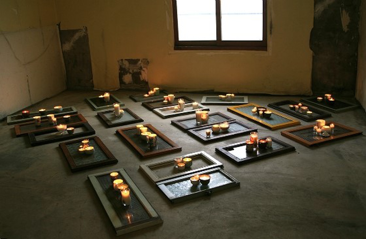 강정훈, Home, 2015, 철거촌 창문, 철거촌에 주워온 용기에 양초