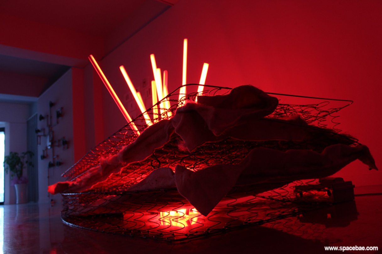 붉은/ mattress, LED, 10000x6000cm 가변크기 2016
