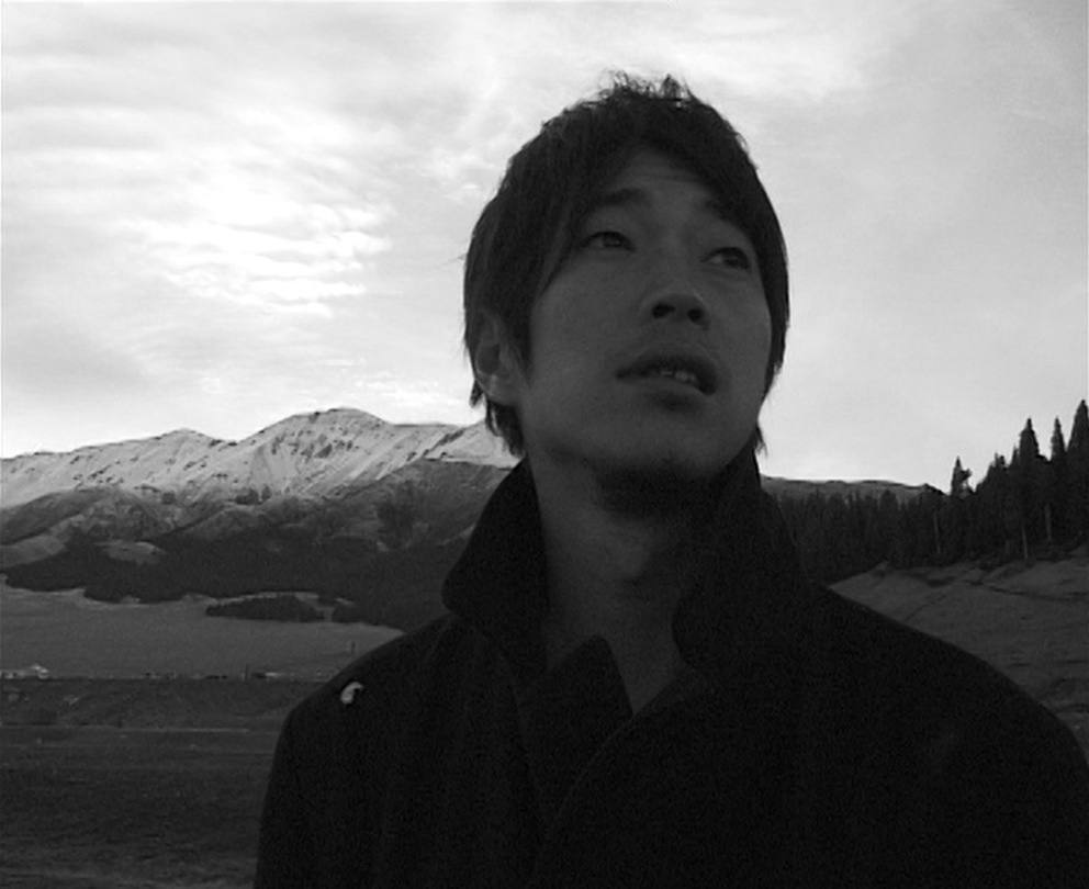 쥐 안치 JU Anqi, Poet on a Business Trip, 2014, single-channel HD video, 103 minutes (still image)