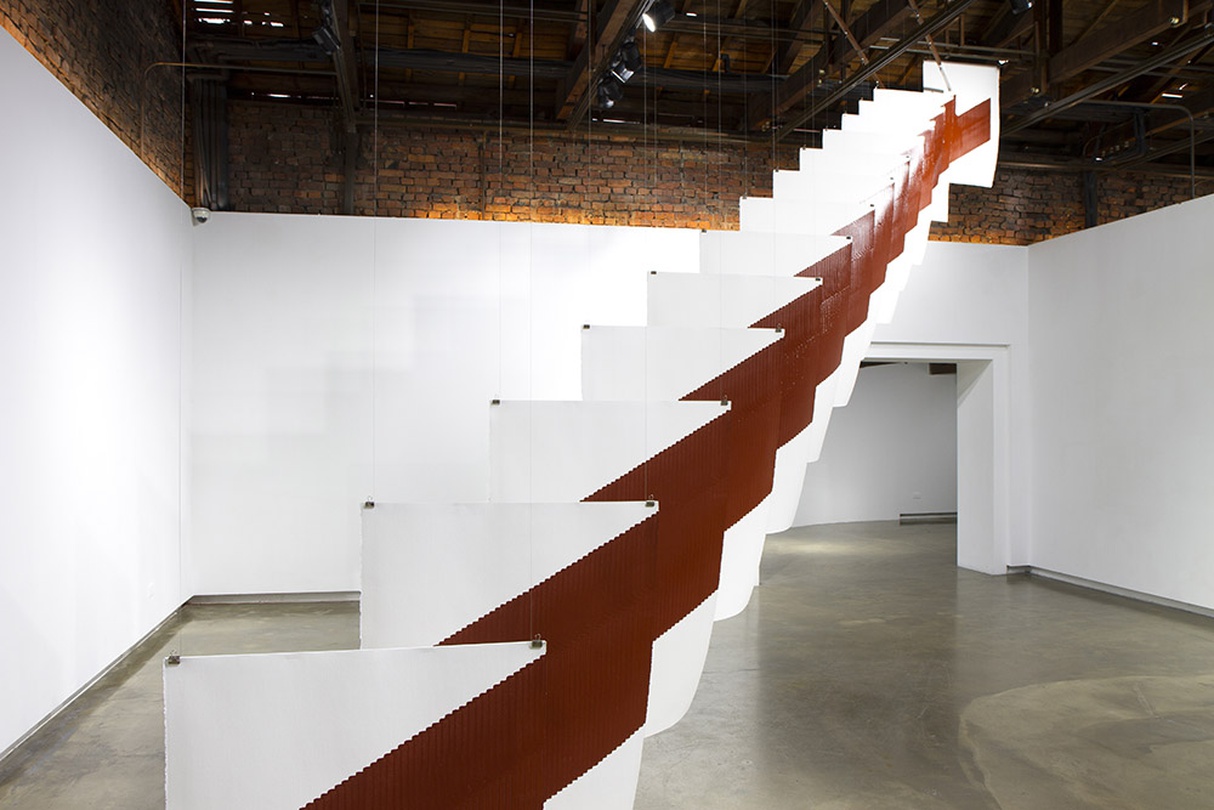 변상환, 라이브 러스트-만자왕(萬磁王), 2020, 방청페인트, 종이, 형강 활자 인쇄 (사진촬영: 변상환)