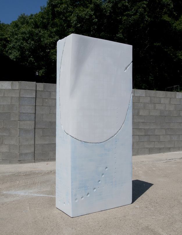 권현빈 분수의 꼭짓점, 하늘 그리고 기타등등 (3) 2019 스티로폼, 레진, 핸디코트, 안료, 유화 90x45x210cm