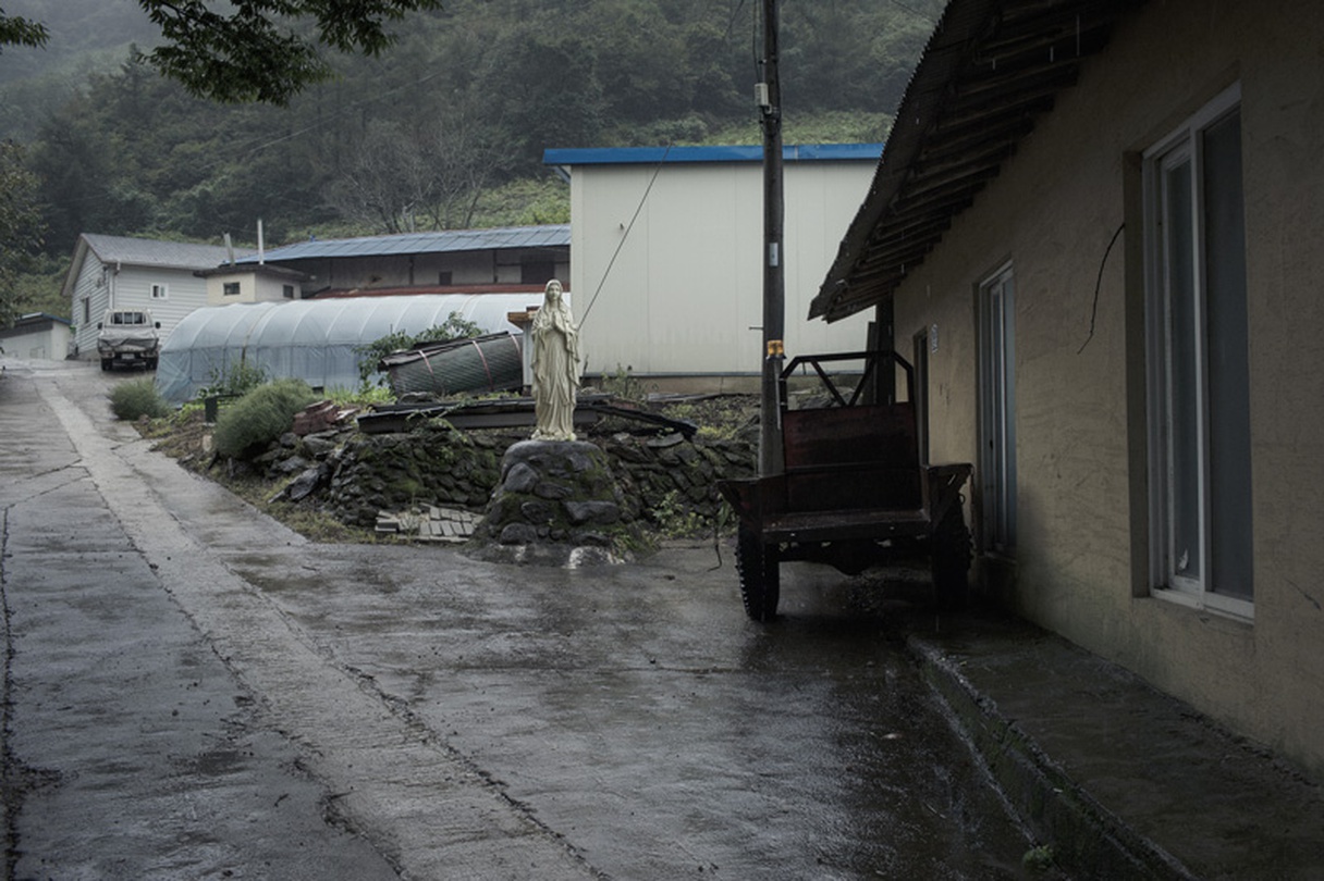 김주희_공소순례  Pigment based Inkjet on white velvet 350x400mm, 2018