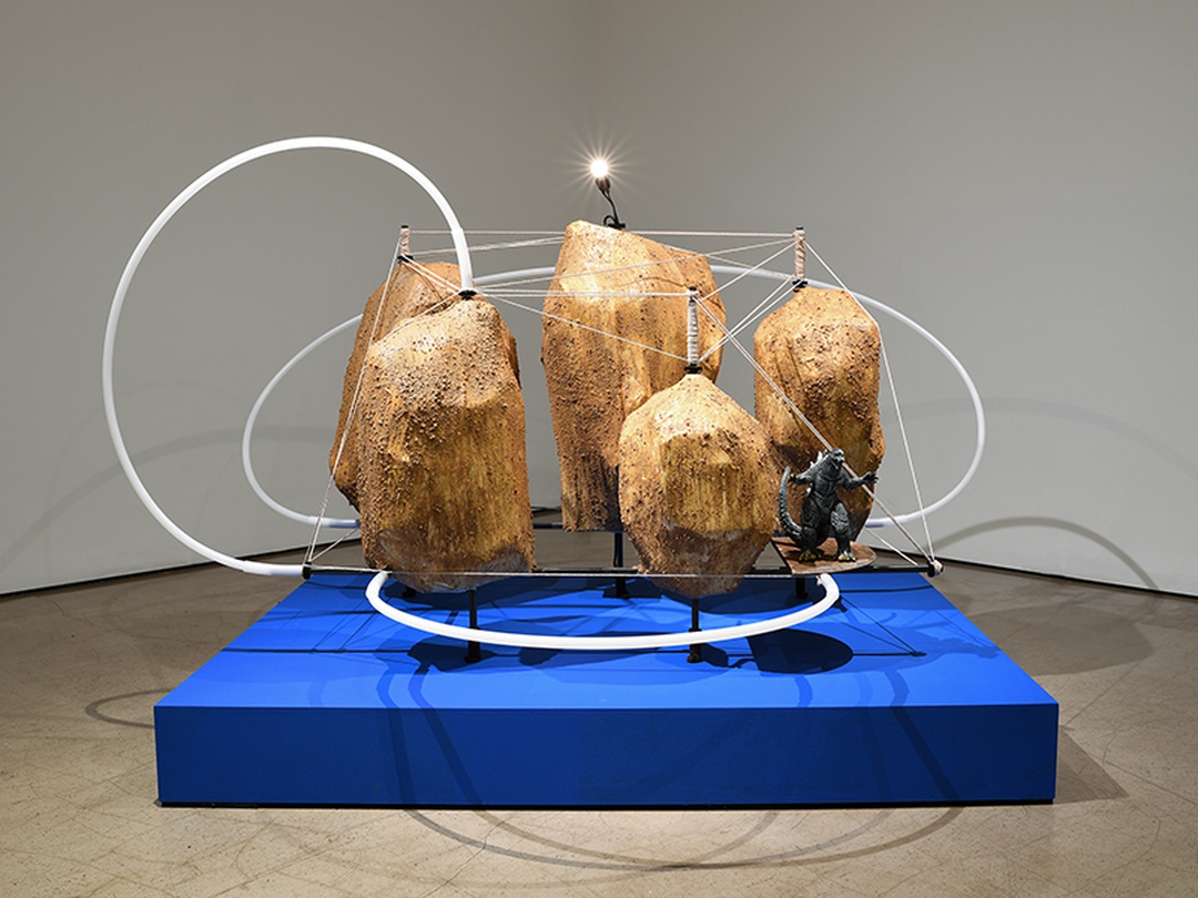 양정욱 그때는 비슷했던 사람들 2019 혼합재료 117(h) x 230 x 190cm