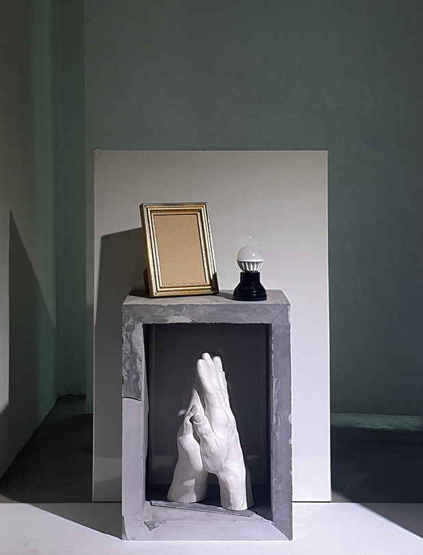 박가연_ coma white_ 석고, 캔버스, 액자, 조명오브제_ 23×41×61cm_2019